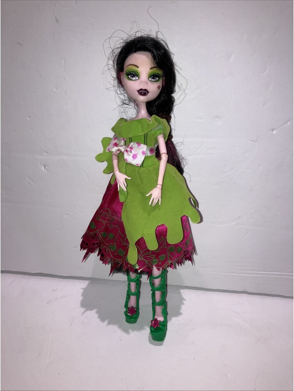 Monster High G1 Scary Tales - Snow Bite Draculaura Doll 2008